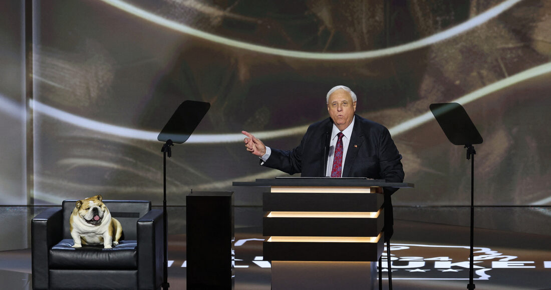 Thống đốc Jim Justice và chó Babydog tại Milwaukee, bang Wisconsin, tối 16/7. Ảnh: Reuters