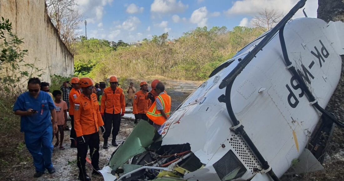 Nhóm cứu hộ tại hiện trường tai nạn trực thăng ở Bali, Indonesia, ngày 19/4. Ảnh: JP