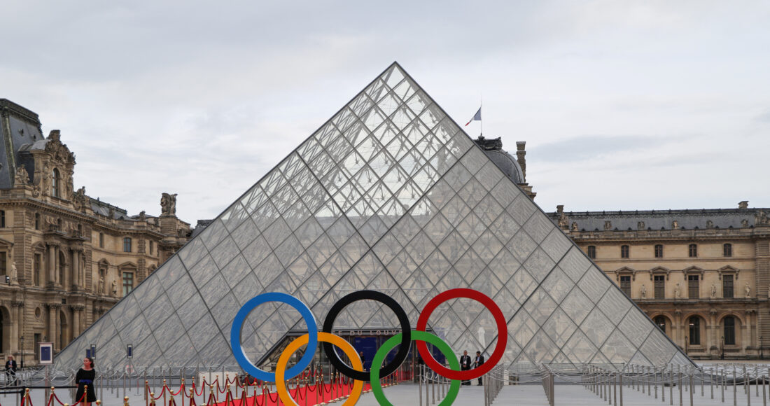 Vòng tròn Olympic đặt bên trong Bảo tàng Louvre ở Paris (Pháp) hôm 25/7. Ảnh: Reuters