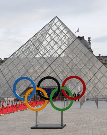 Vòng tròn Olympic đặt bên trong Bảo tàng Louvre ở Paris (Pháp) hôm 25/7. Ảnh: Reuters