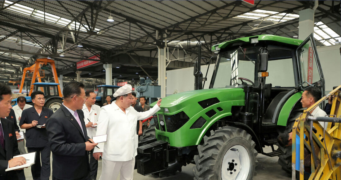 Lãnh đạo Triều Tiên Kim Jong Un thị sát Nhà máy máy kéo Kumsong ngày 23/8/2023. Ảnh: KCNA