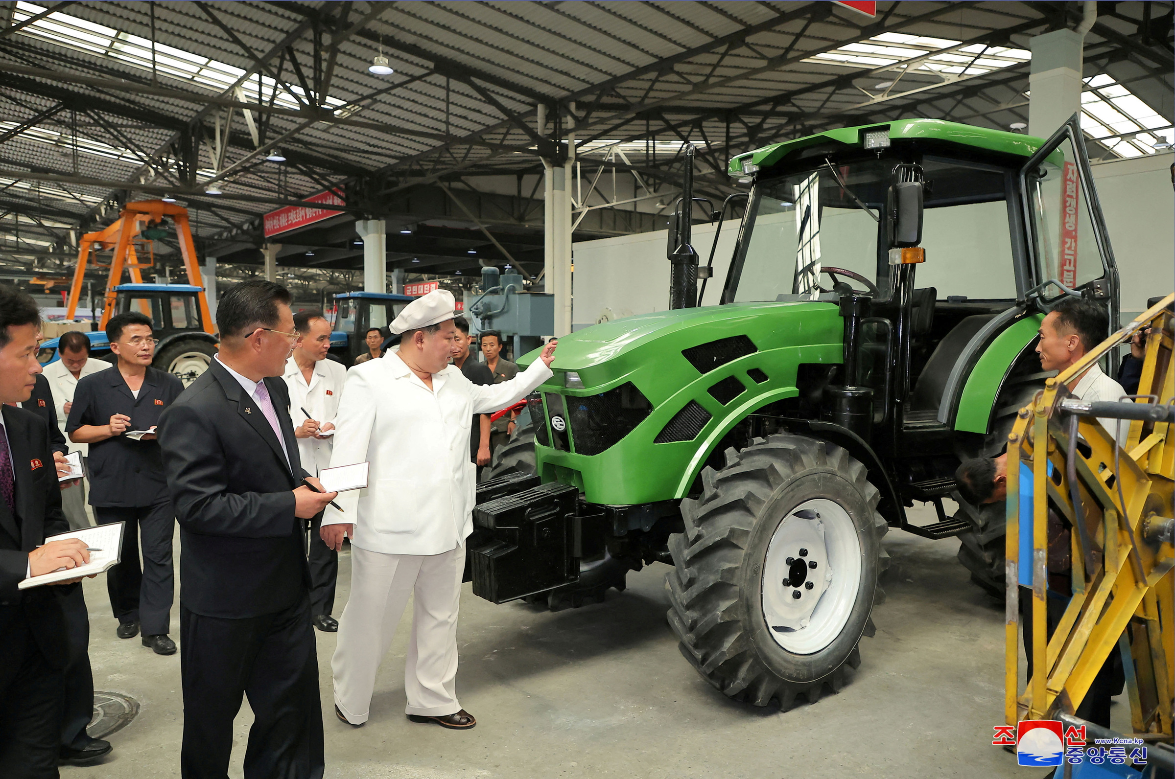 Lãnh đạo Triều Tiên Kim Jong Un thị sát Nhà máy máy kéo Kumsong ngày 23/8/2023. Ảnh: KCNA