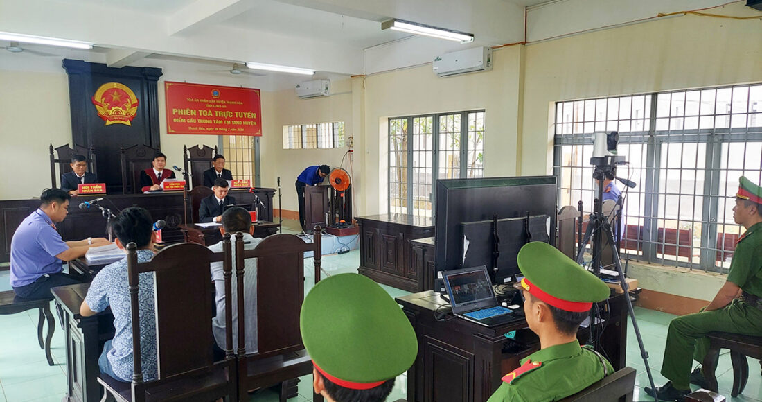 Phiên tòa xét xử Lê Huệ Thành về hành vi Chống người thi hành công vụ. Ảnh: Trung Hưng