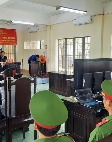 Phiên tòa xét xử Lê Huệ Thành về hành vi Chống người thi hành công vụ. Ảnh: Trung Hưng