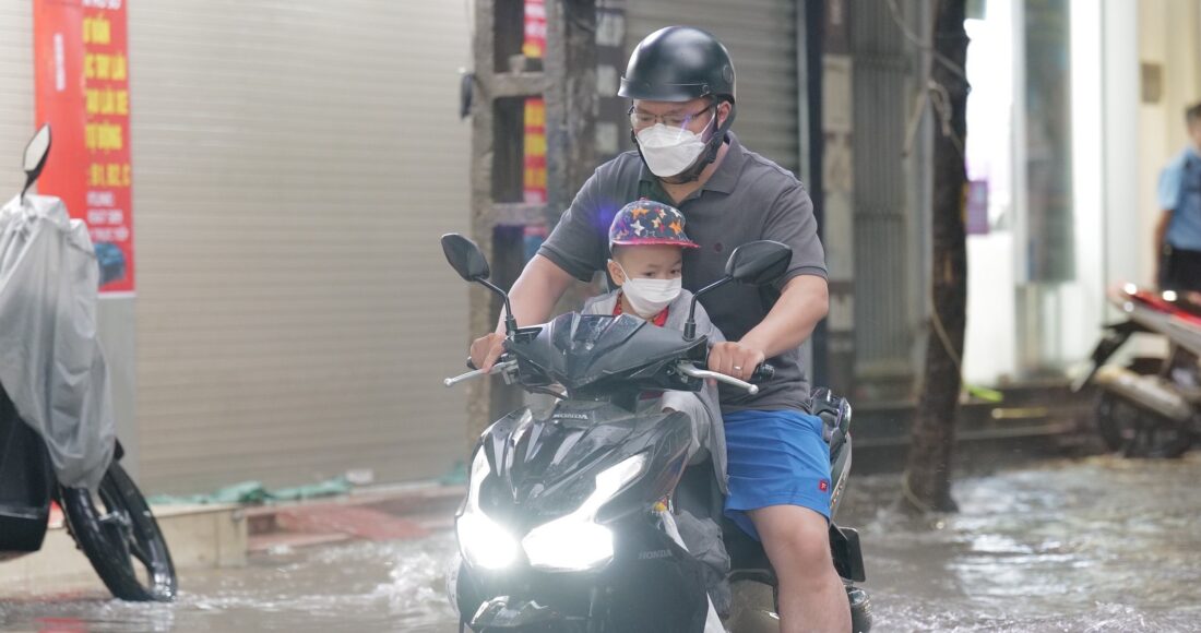 Hà Nội mưa lớn, gây ngập một số tuyến phố tháng 5/2022. Ảnh: Ngọc Thành