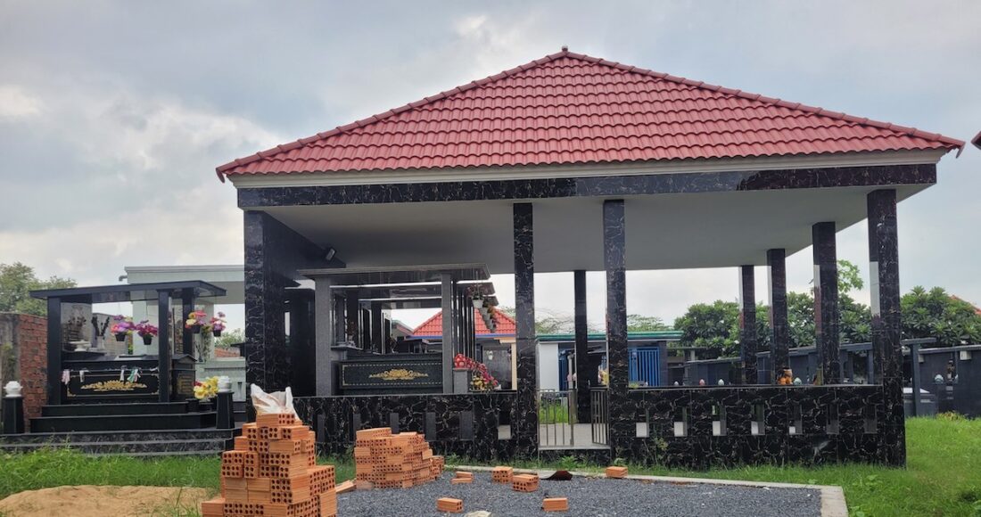 Một lô huyệt mộ được phân lô chuẩn bị xây dựng tại khu đất. Ảnh: Phước Tuấn