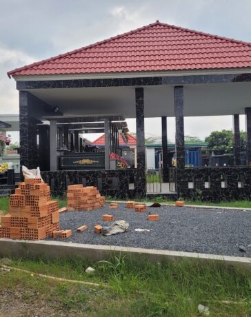 Một lô huyệt mộ được phân lô chuẩn bị xây dựng tại khu đất. Ảnh: Phước Tuấn