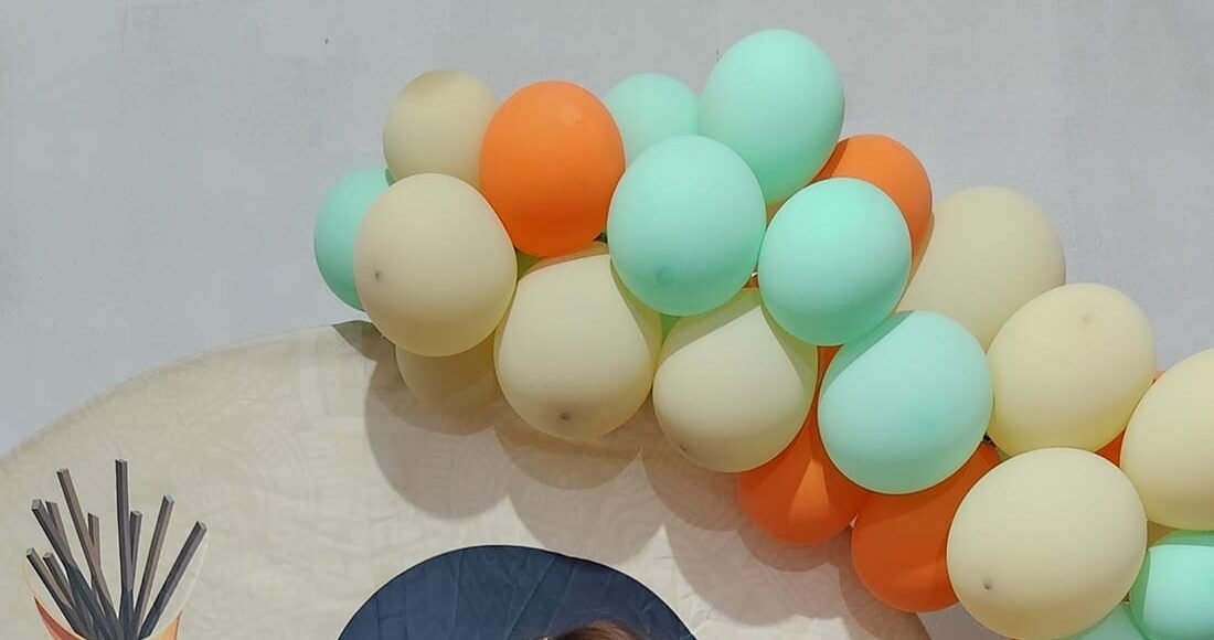 Kim Hồng chụp ảnh lưu niệm cùng con trai và bé Na, con của chồng, trong dịp sinh nhật người thân, năm 2022. Ảnh: Rosa Le