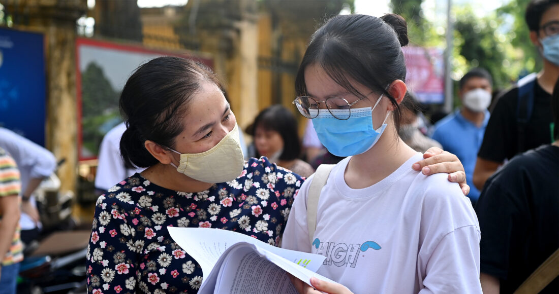 Thí sinh được mẹ động viên trong kỳ thi vào lớp 10 THPT ở Hà Nội năm 2022. Ảnh:Giang Huy