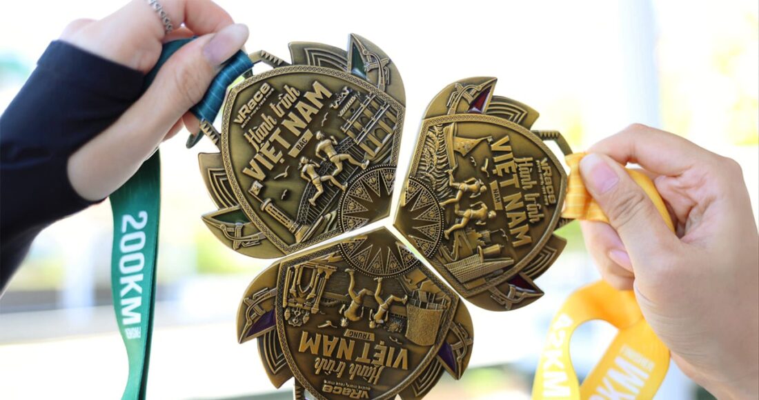 Ba tấm huy chương Hành trình Việt Nam khi ghép lại. Ảnh: Đức Đồng