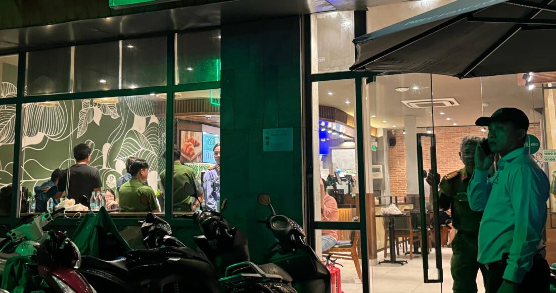 Cảnh sát đang lấy lời khai người liên quan tại hiện trường, điều tra án mạng. Ảnh: Trọng Nghĩa