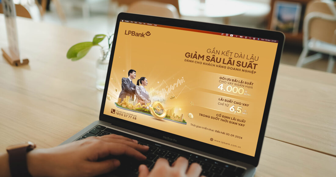 Khách hàng tìm hiểu về chương trình Gắn kết dài lâu - Giảm sâu lãi suất của LPBank. Ảnh: LPBank