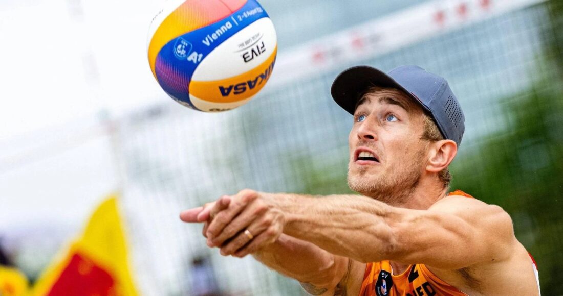 Van de Velde trong một trận bóng chuyền bãi biển cùng đội Hà Lan. Ảnh: Imago