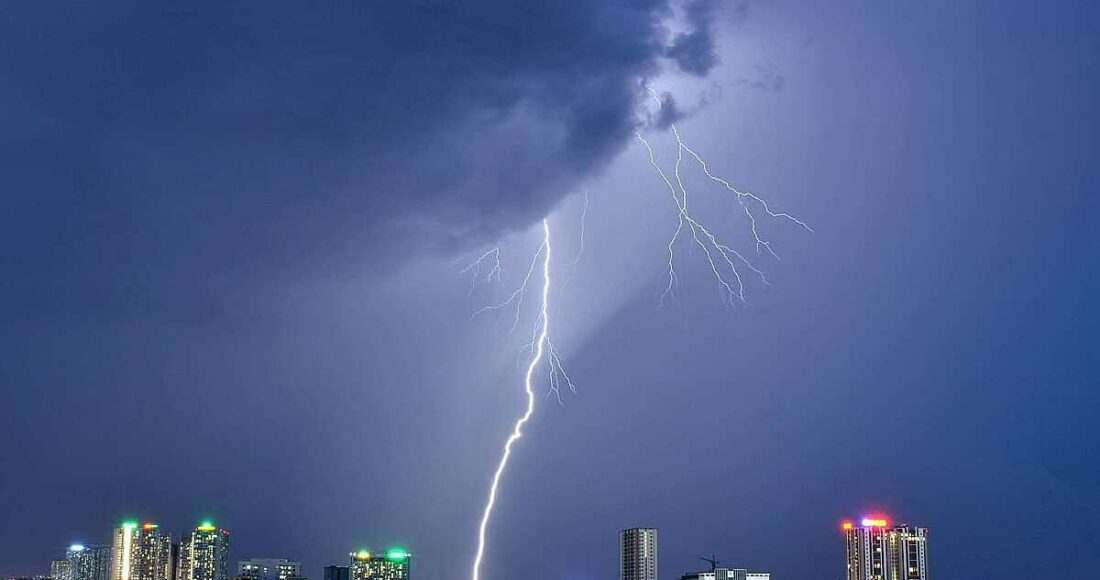 Sét đánh trên bầu trời Hà Nội. Ảnh: Vũ Anh