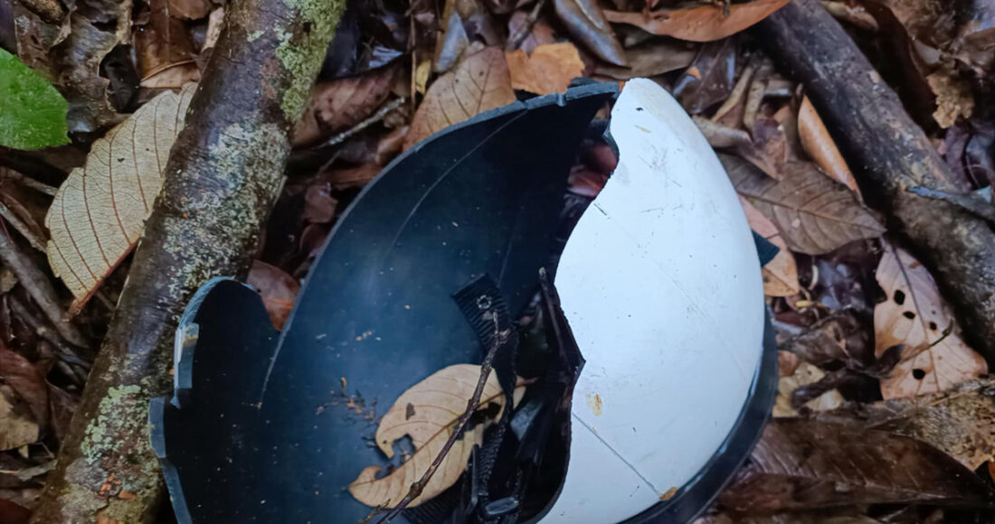 Mũ bảo hiểm của nạn nhân bị vỡ nát sau khi bị cây rừng ngã đè. Ảnh: Ngọc Oanh