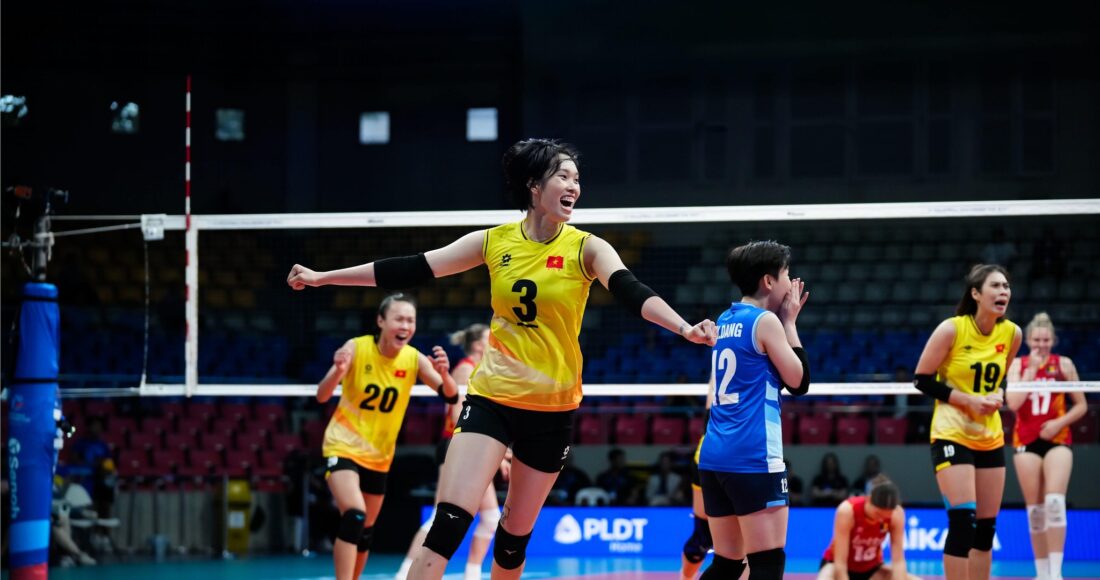 Thanh Thúy ăn mừng sau khi cùng đồng đội đánh bại Bỉ để lần đầu giành huy chương cấp độ thế giới.