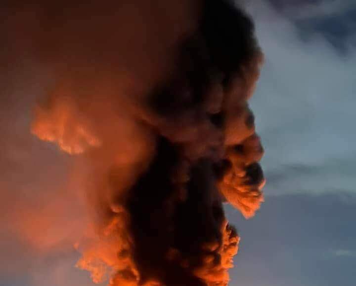 Đám cháy sáng rực một góc TP Vĩnh Yên. Ảnh: Vĩnh Phúc 24h