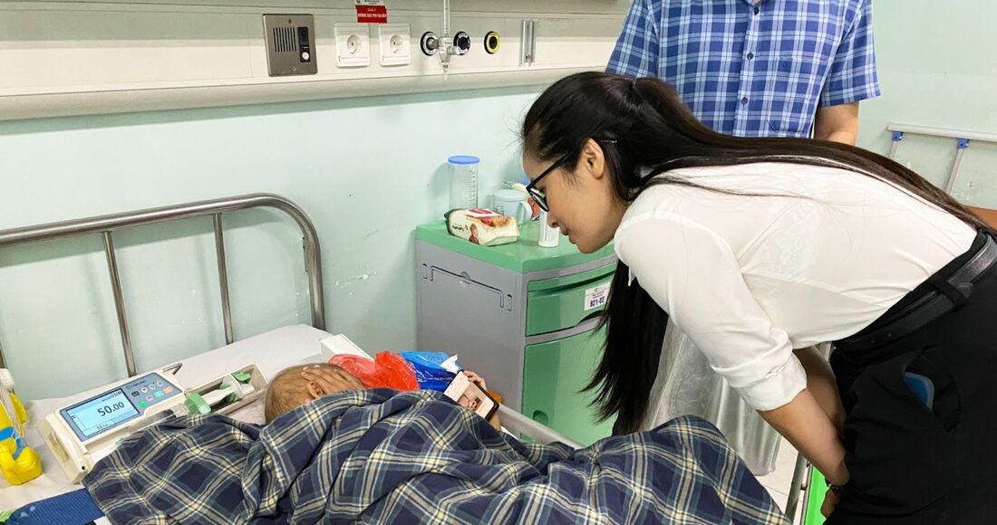 Đại diện Ngân hàng VietinBank thăm hỏi bệnh nhi tại Bệnh viện Nhi Trung ương nhân dịp Ngày quốc tế thiếu nhi. Ảnh: K.A