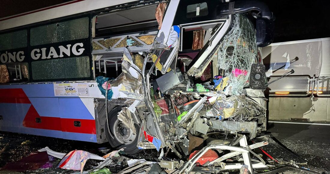 Phần đầu ôtô khách biến dạng, vỡ nát sau tai nạn. Ảnh: Minh Bằng