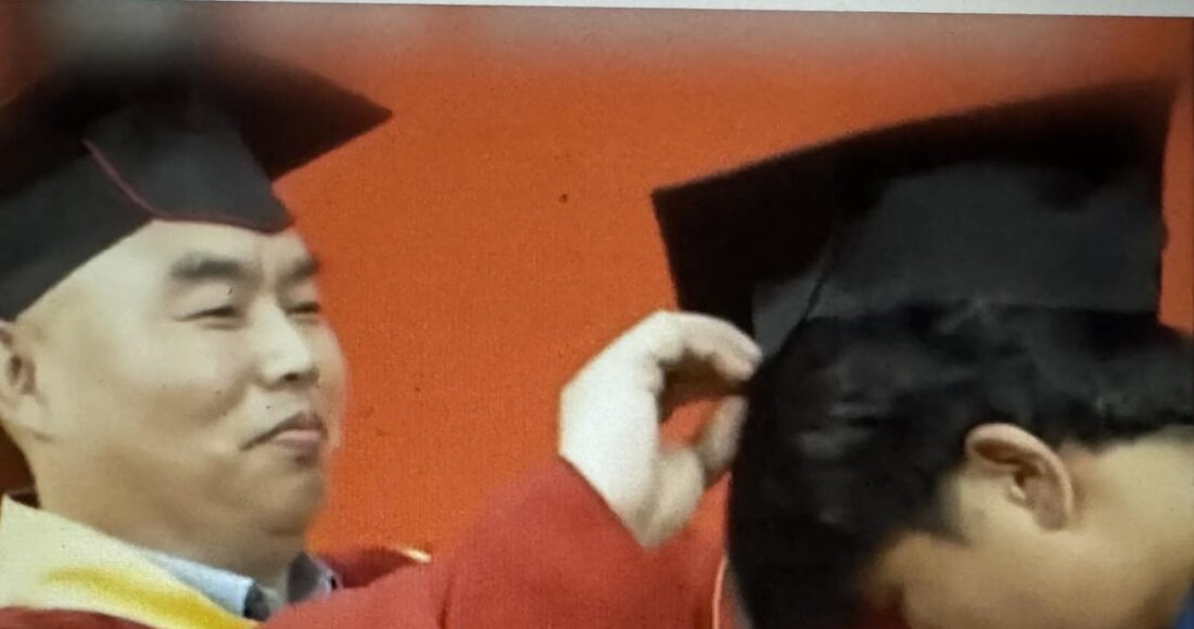 Tạ Chí Long tại buổi tốt nghiệp dành riêng cho mình. Ảnh: The Paper