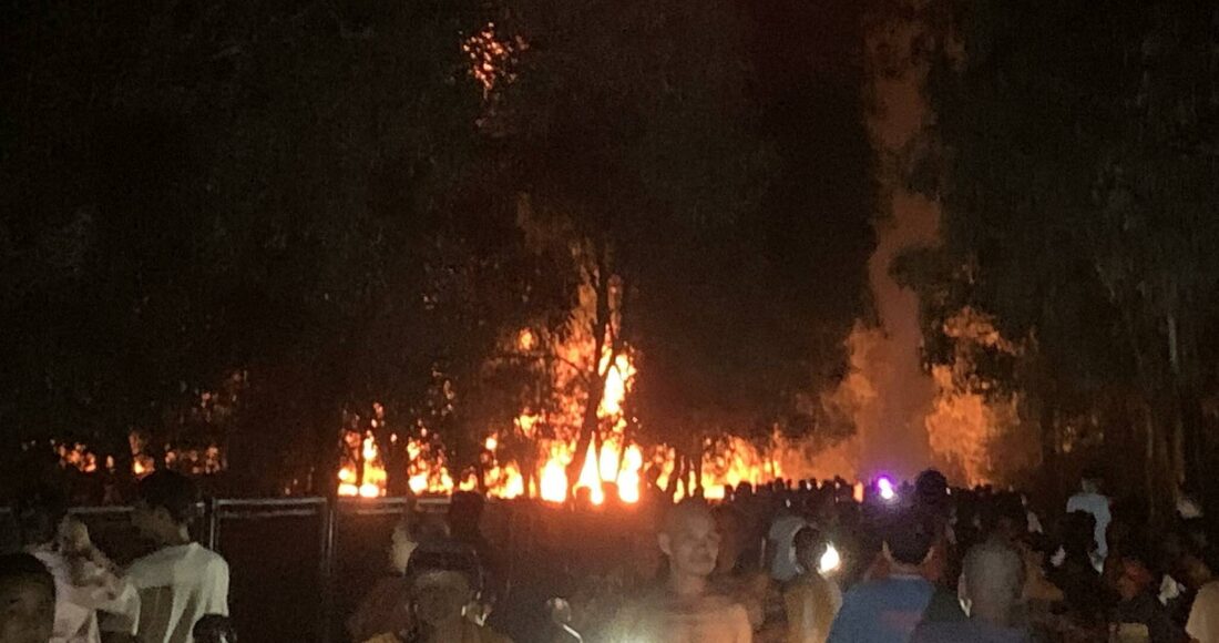 Lửa bốc lên dữ dội ở bên trong đường cao tốc. Ảnh: Ngọc Tú