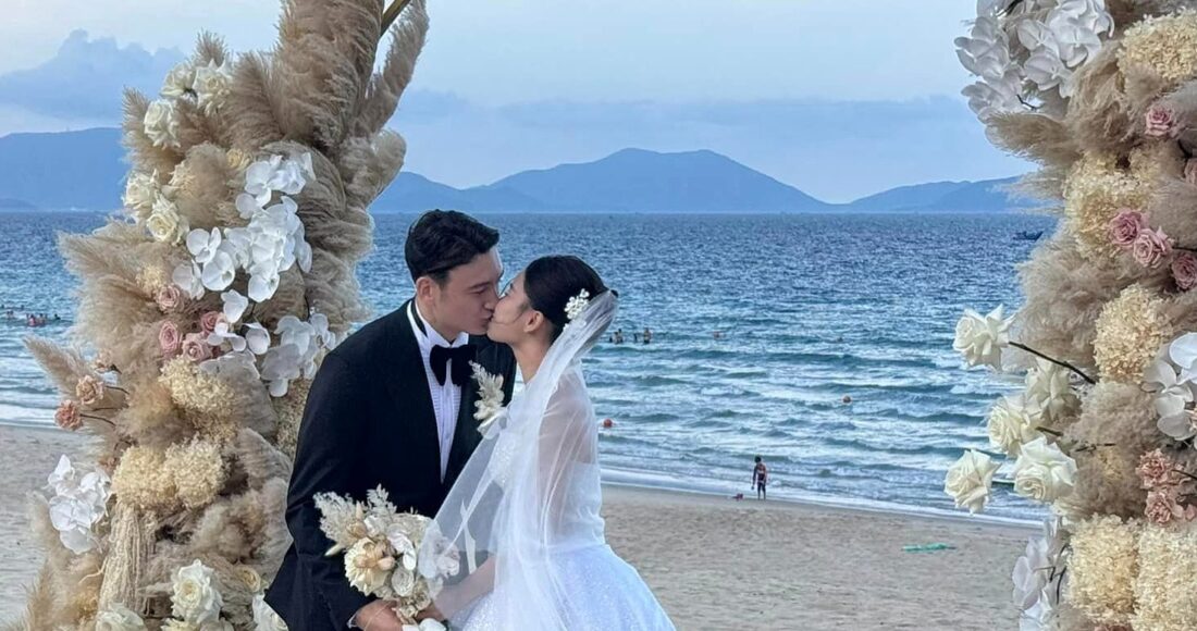 Văn Lâm và Yến Xuân hôn nhau trong hôn lễ tại Nha Trang chiều 7/7. Ảnh: Lâm Đồng