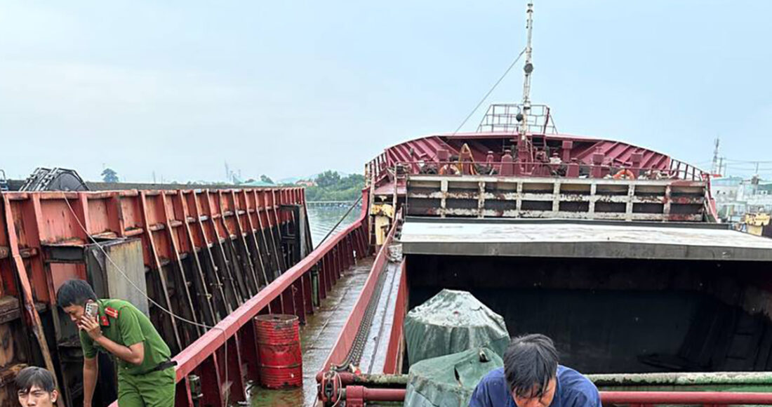 Cảnh sát lên tàu tổ chức cứu hộ nạn nhân. Ảnh: Hắc Minh