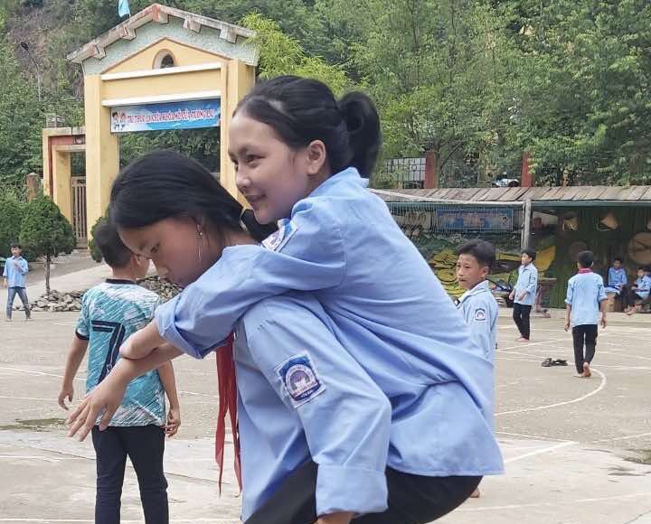 Những thành viên trong lớp thay nhau cõng Giàng Thị Lỳ tới trường mỗi ngày, tháng 5/2024. Ảnh: Nhân vật cung cấp