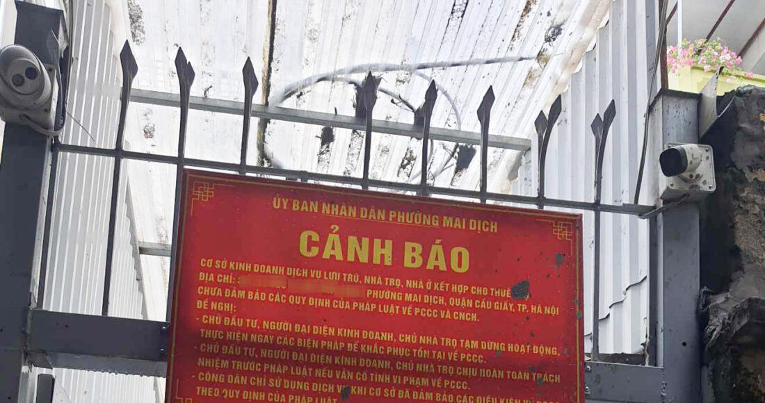 Một hộ dân cho thuê phòng trọ tại đường Hồ Tùng Mậu, phường Mai Dịch, quận Cầu Giấy bị treo biển không đảm bảo quy định về phòng cháy chữa cháy, chiều 16/7. Ảnh: Nhật Minh