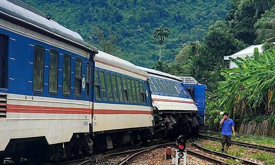 Hai toa tàu bị trật bánh. Ảnh: VNR