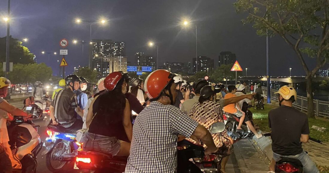 Một số người tụ tập ở đường Võ Văn Kiệt, quận 5, TP HCM để xem một vụ hỏa hoạn tháng 4/2024. Ảnh minh họa: Ngọc Ngân