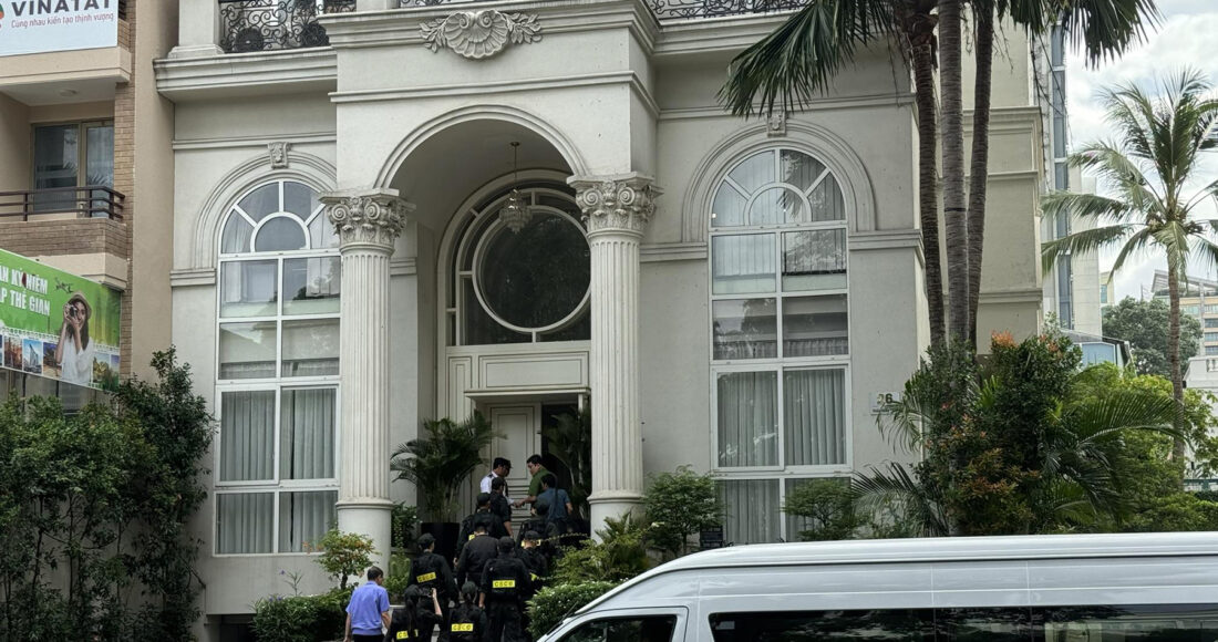 Bộ Công an và VKSND Tối cao đến nhà bà Loan, sáng 19/7. Ảnh: Trọng Nghĩa