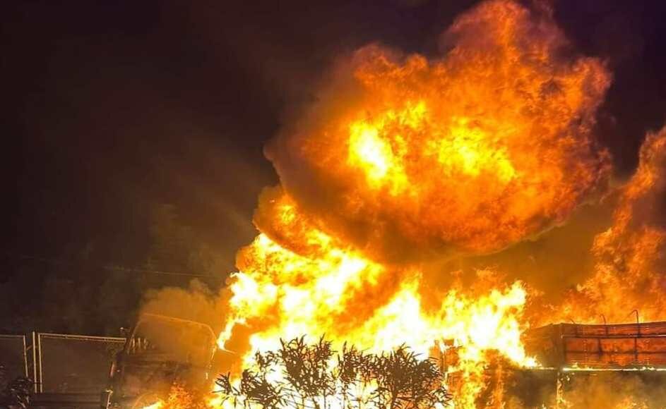 Xe tải cháy rực trên cao tốc Hà Nội - Lào Cai, sáng 27/7. Ảnh: Hội lái xe