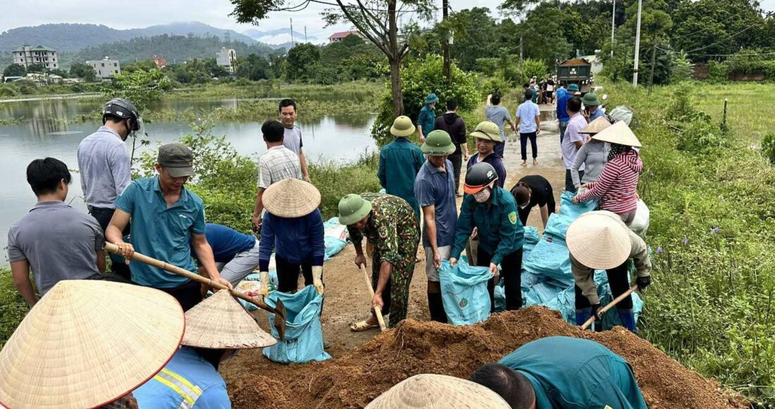 Người dân đắp đê ở huyện Quốc Oai, sáng 28/7. Ảnh: Gia Chính
