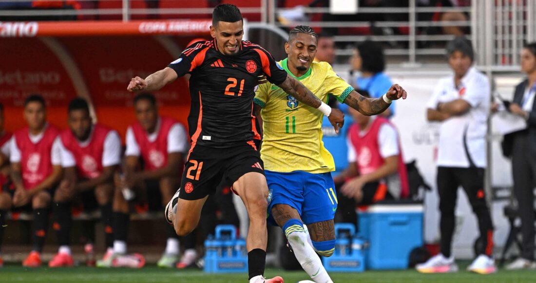 Raphinha (số 11) bị hậu vệ Colombia ngăn cản trong trận hòa 1-1 ở lượt cuối bảng D Copa America 2022 trên sân Levi’s, Santa Clara ngày 3/6. Ảnh: AFP