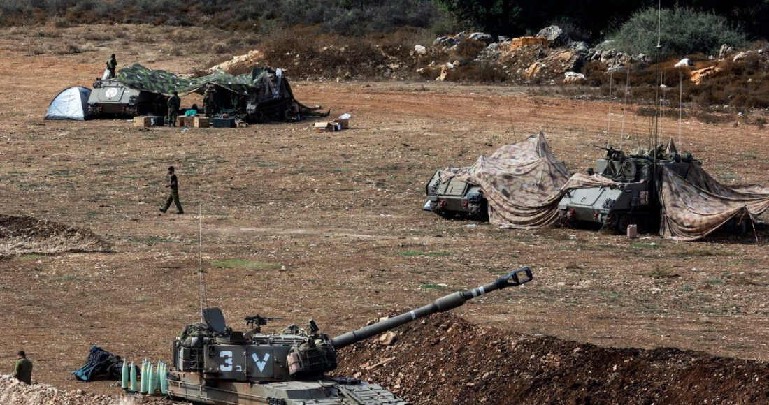 Pháo tự hành và thiết giáp Israel gần biên giới với Lebanon ngày 9/10. Ảnh: Reuters