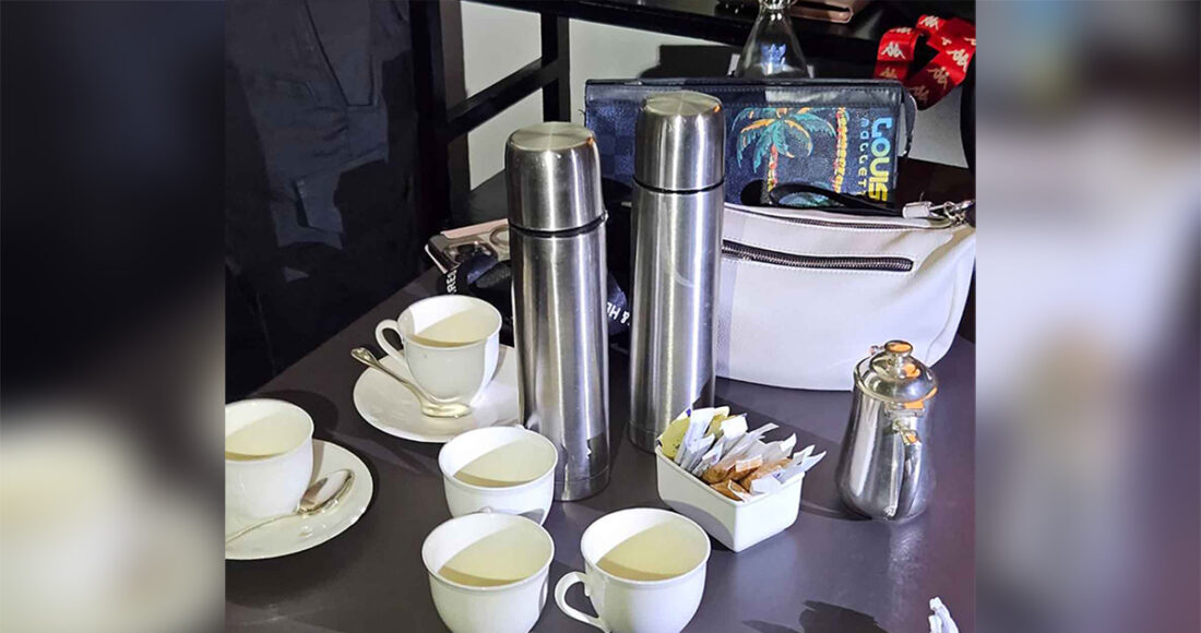 Cốc trà và bình giữ nhiệt trong phòng khách sạn ở thủ đô Bangkok nơi phát hiện các thi thể ngày 16/7. Ảnh: Bangkok Post