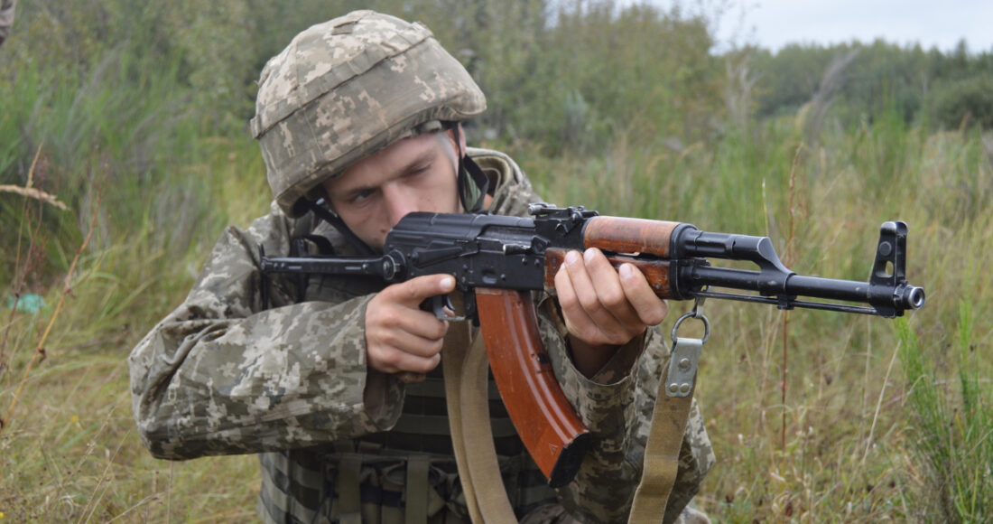 Binh sĩ Ukraine cầm súng AKM. Ảnh: BQP Ukraine