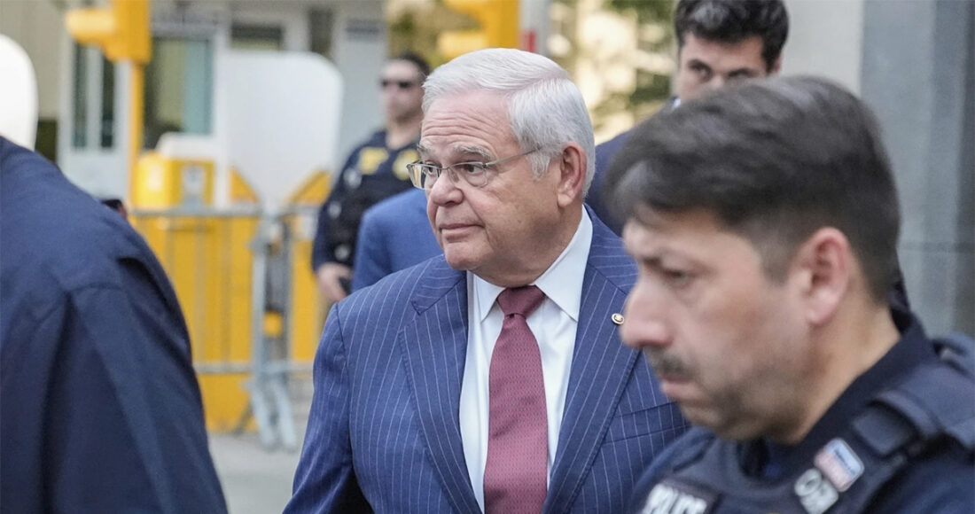 Thượng nghị sĩ Mỹ Robert Menendez bên ngoài tòa án ở bang New York ngày 16/7. Ảnh: AP