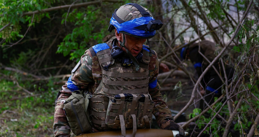 Binh sĩ Ukraine bê đạn pháo tại khu vực tiền tuyến ở tỉnh Kharkov ngày 21/5. Ảnh: Reuters