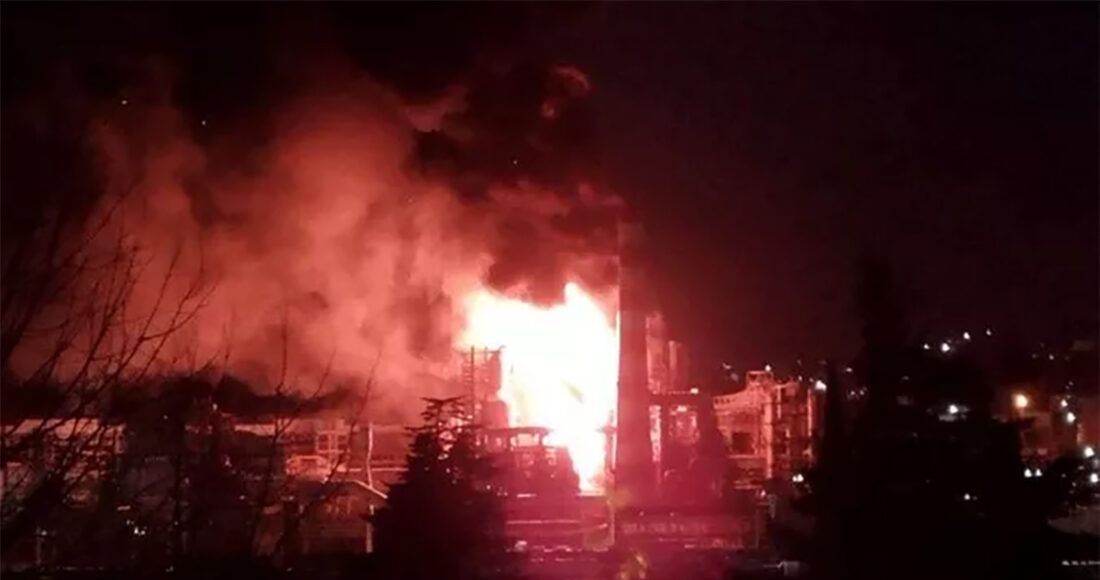 Đám cháy tại nhà máy lọc dầu ở Tupase, vùng Krasnodar, Nga sau trận tập kích ngày 22/7. Ảnh: RIA Novosti