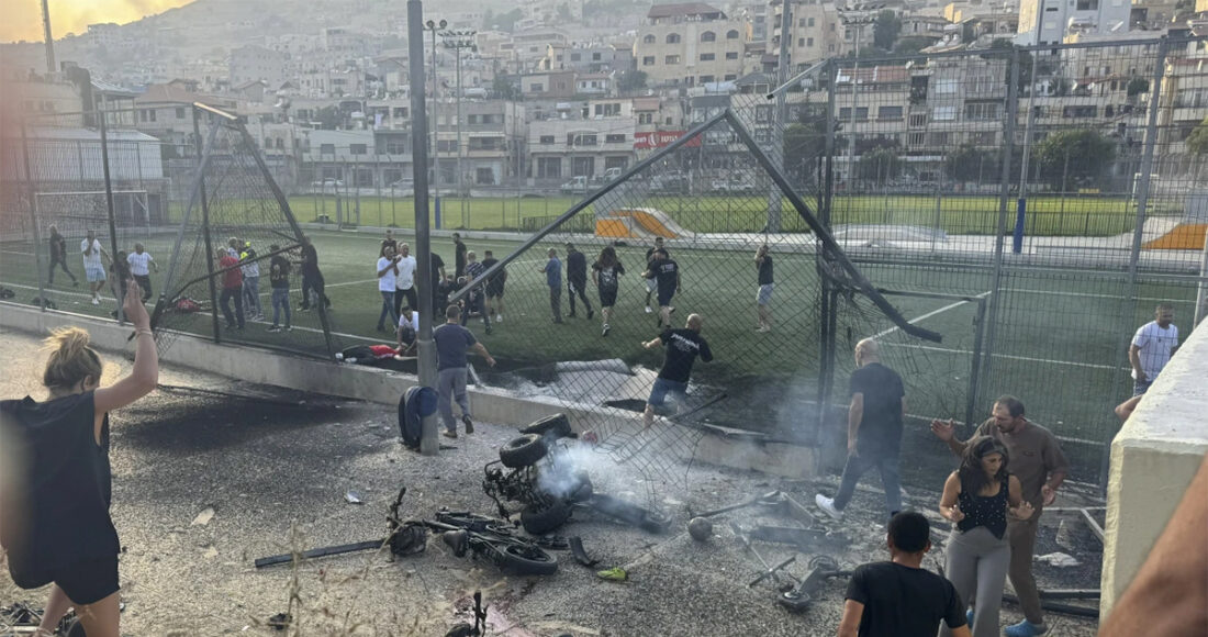 Hiện trường vụ rocket rơi trúng sân bóng tại thị trấn Majdal Shams ngày 27/7. Ảnh: AP