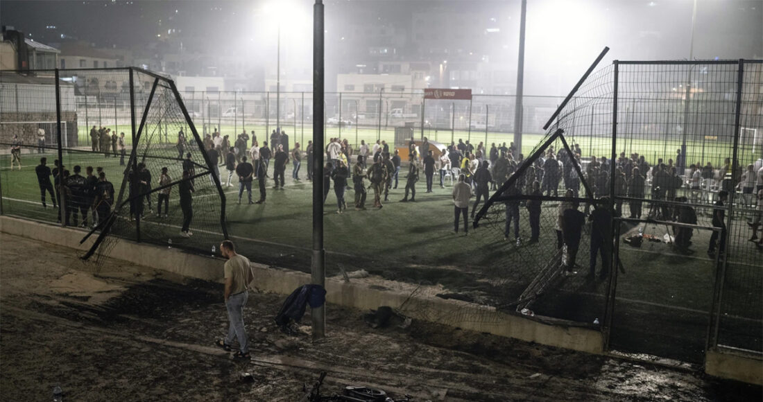 Hiện trường vụ rocket rơi trúng sân bóng tại thị trấn Majdal Shams ngày 27/7. Ảnh: AP