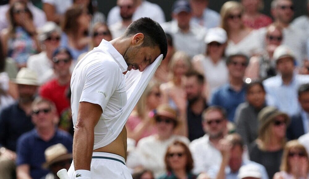 Djokovic thất vọng sau một điểm thua ở trận gặp Alcaraz trên sân Trung tâm Wimbledon hôm 14/7. Ảnh: Reuters