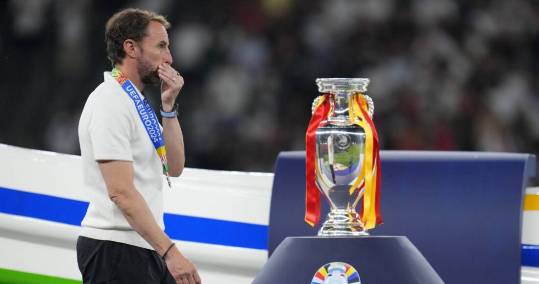 HLV Southgate bước qua chiếc cup Henry Delaunay trong lễ trao giải sau trận chung kết Euro 2024. Ảnh: AP