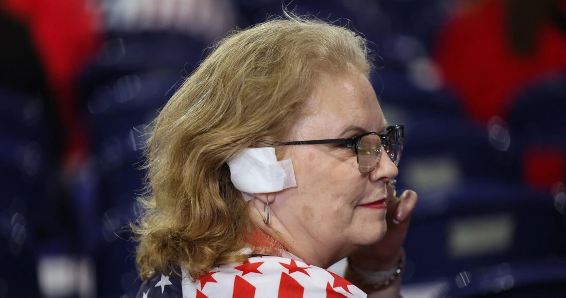 Một dân biểu băng tai phải tại Đại hội toàn quốc đảng Cộng hòa ở Milwaukee, bang Wisconsin ngày 17/7. Ảnh: Reuters