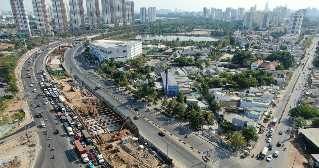 Thi công dự án nút giao An Phú, TP Thủ Đức ngày 29/4. Ảnh: Đình Văn