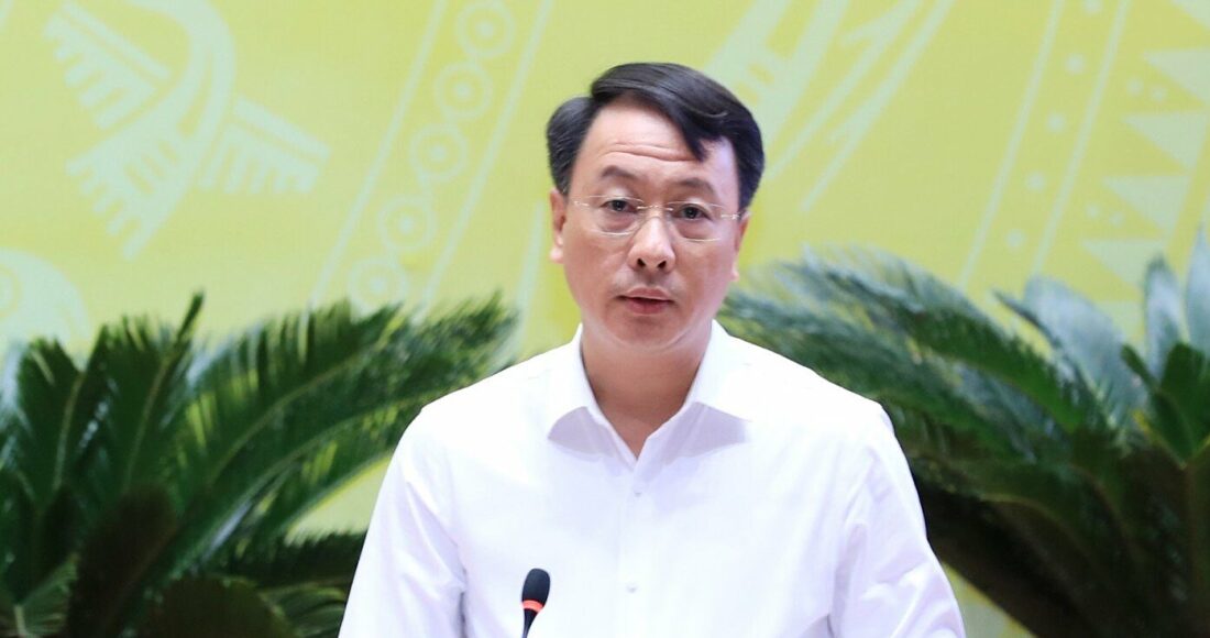 Giám đốc Sở Nội vụ Trần Đình Cảnh trả lời chất vấn. Ảnh: Hoàng Phong