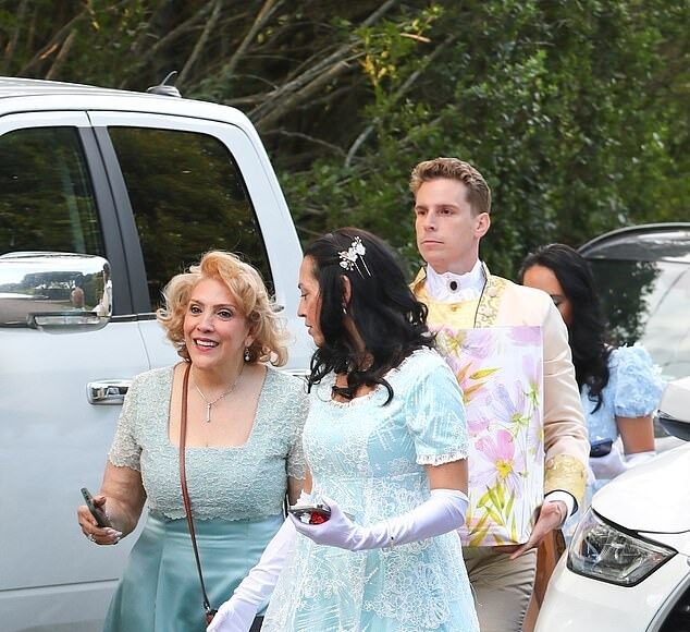 Mẹ của Jennifer Lopez chọn kiểu tóc vàng xoăn, đeo nhiều trang sức khi dự tiệc. Ảnh: Backgrid