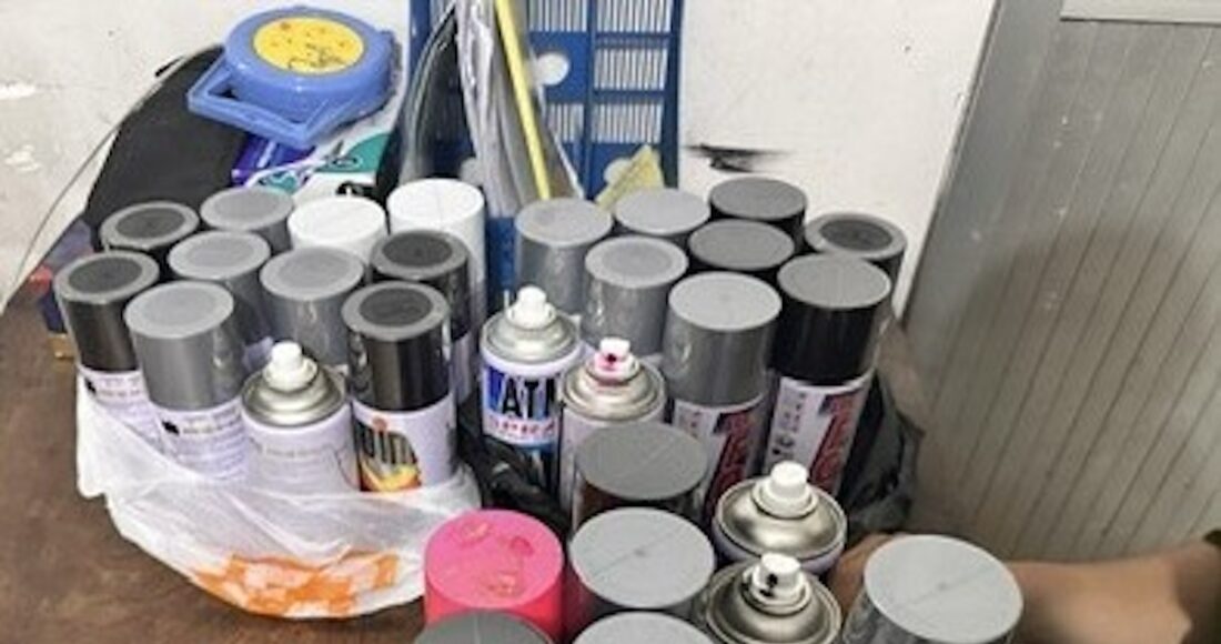 Các lọ sơn của hai thanh niên người nước ngoài dùng để vẽ bậy bị công an thu giữ. Ảnh: Công an cung cấp